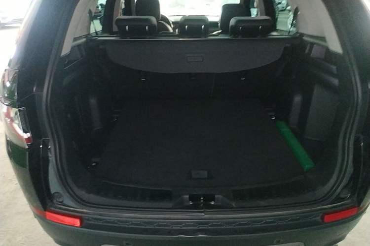 Used Land Rover Discovery Sport 2018 240 PS SE Version Trunk