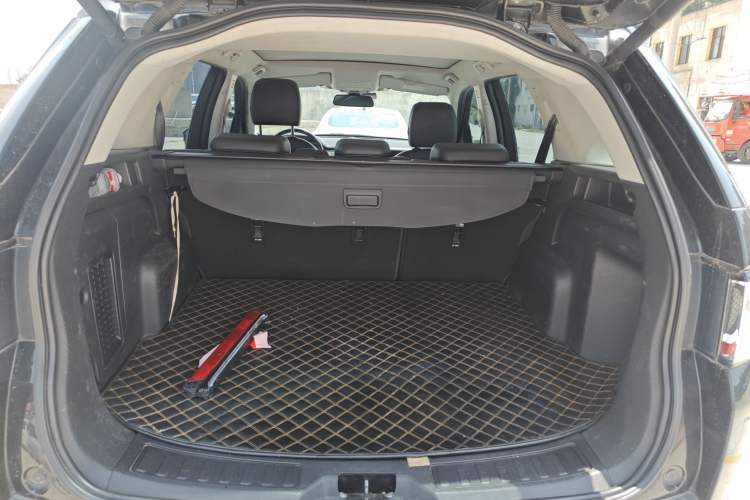 Used Land Rover Discovery Sport 2018 240 PS SE Version Trunk