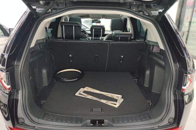 Used Land Rover Discovery Sport 2018 240 PS SE Version Trunk