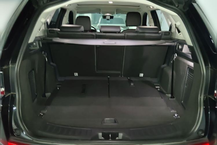 Used Land Rover Discovery Sport 2018 240 PS HSE Version Trunk