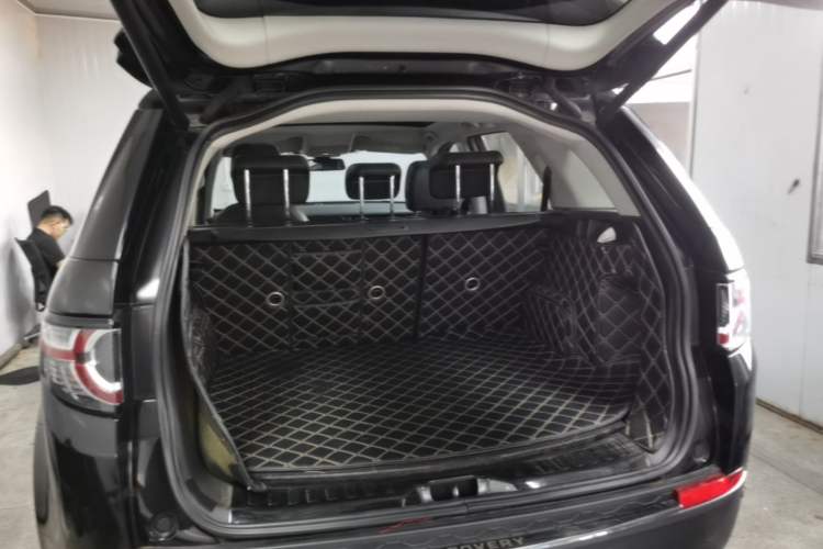 Used Land Rover Discovery Sport 2018 240 PS SE Version Trunk