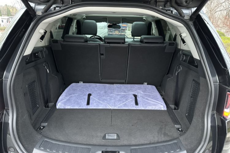 Used Land Rover Discovery Sport 2018 240 PS HSE Version Trunk