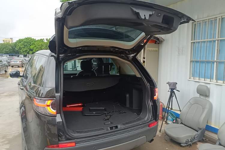 Used Land Rover Discovery Sport 2018 240 PS SE Version Trunk