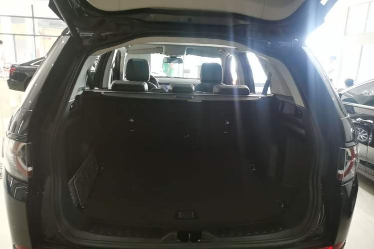 Used Land Rover Discovery Sport 2018 240 PS SE Version Trunk