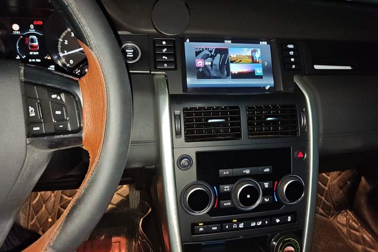 Used Land Rover Discovery Sport 2018 240 PS SE Version Audio And AC Panel