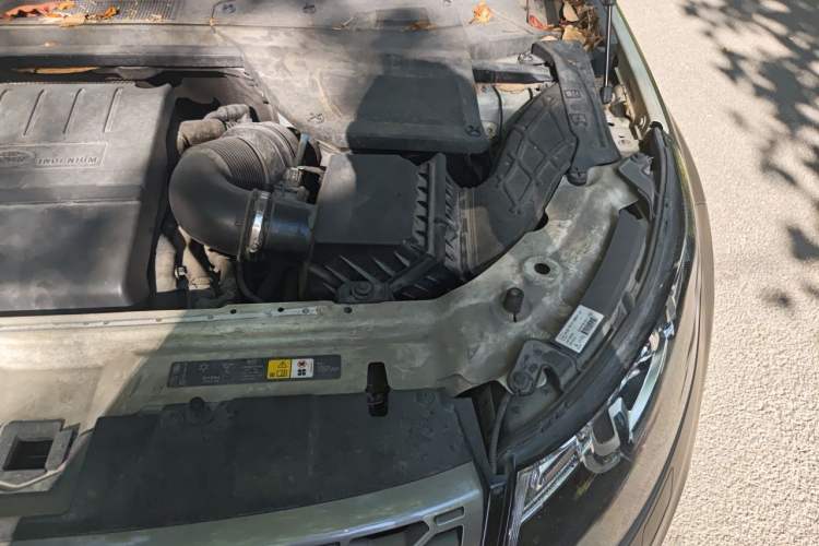 Used Land Rover Discovery Sport 2018 240 PS SE Version Engine Bay Left