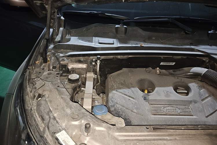 Used Land Rover Discovery Sport 2018 240 PS SE Version Engine Bay Right