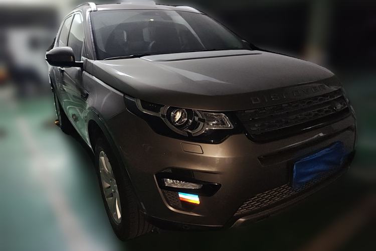 Used Land Rover Discovery Sport 2018 240 PS SE Version Front Right 45 Deg