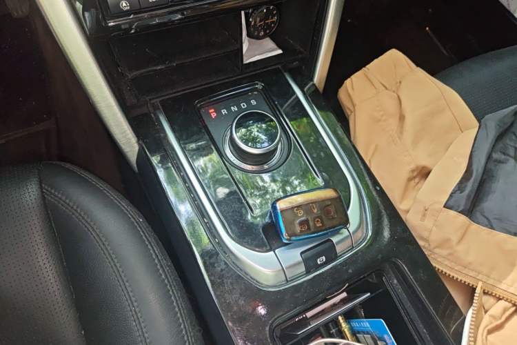Used Land Rover Discovery Sport 2018 240 PS SE Version Gear Lever