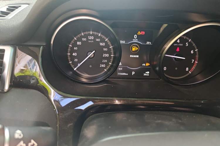 Used Land Rover Discovery Sport 2018 240 PS SE Version Odometer Close Up