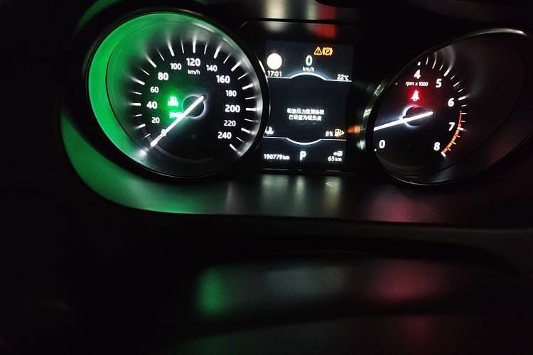 Used Land Rover Discovery Sport 2018 240 PS SE Version Odometer Close Up
