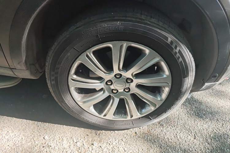 Used Land Rover Discovery Sport 2018 240 PS SE Version Right Front Wheel Hub