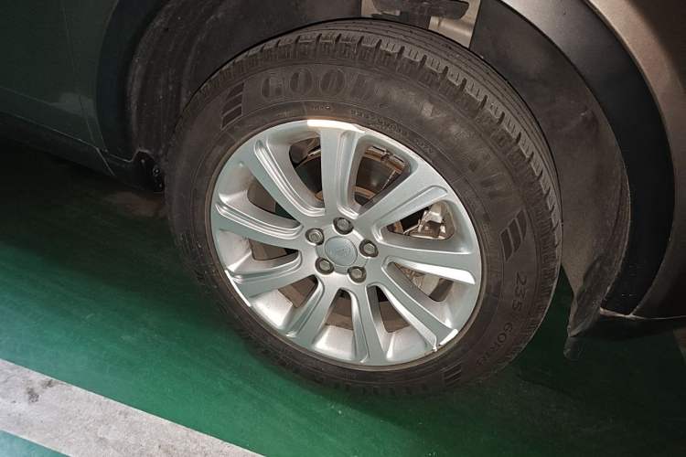 Used Land Rover Discovery Sport 2018 240 PS SE Version Right Front Wheel Hub