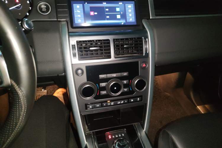 Used Land Rover Discovery Sport 2018 240 PS SE Version Audio And AC Panel