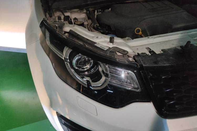 Used Land Rover Discovery Sport 2018 240 PS SE Version Engine Bay Right