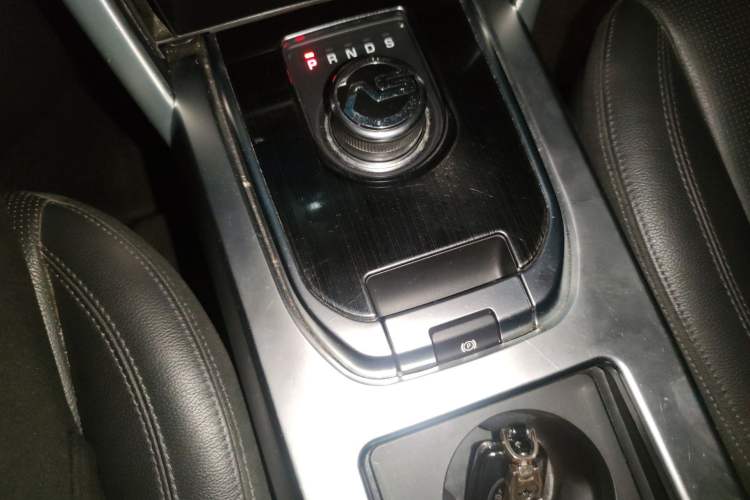 Used Land Rover Discovery Sport 2018 240 PS SE Version Gear Lever