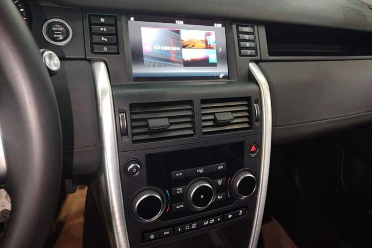Used Land Rover Discovery Sport 2018 240 PS SE Version Audio And AC Panel