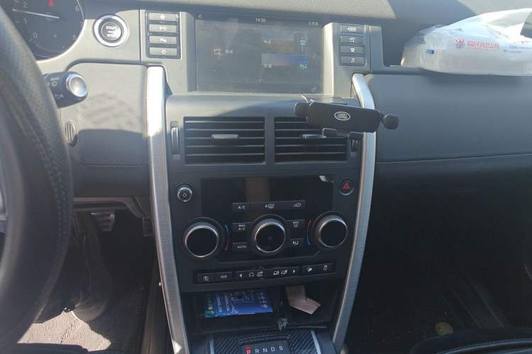 Used Land Rover Discovery Sport 2018 240 PS SE Version Audio And AC Panel