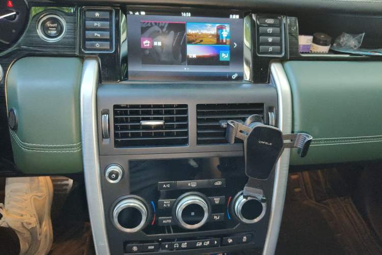 Used Land Rover Discovery Sport 2018 240 PS SE Version Audio And AC Panel