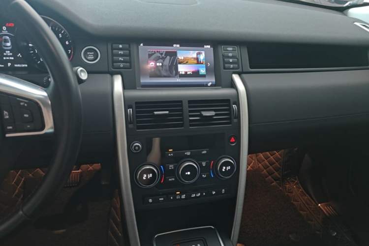 Used Land Rover Discovery Sport 2018 240 PS SE Version Audio And AC Panel