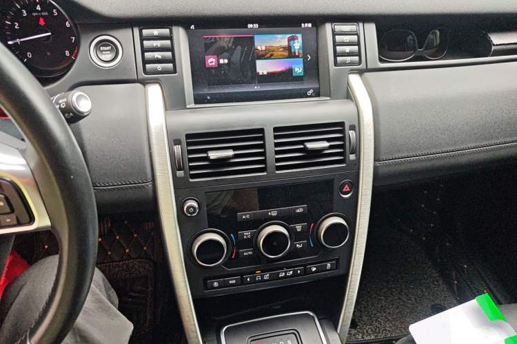 Used Land Rover Discovery Sport 2018 240 PS SE Version Audio And AC Panel