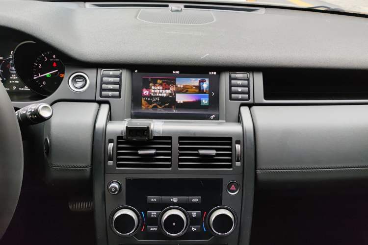 Used Land Rover Discovery Sport 2018 240 PS PURE Edition Audio And AC Panel