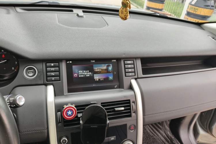 Used Land Rover Discovery Sport 2018 240 PS SE Version Audio And AC Panel