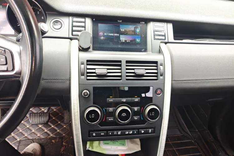 Used Land Rover Discovery Sport 2018 240 PS SE Version Audio And AC Panel