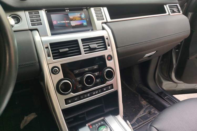 Used Land Rover Discovery Sport 2018 240 PS SE Version Audio And AC Panel