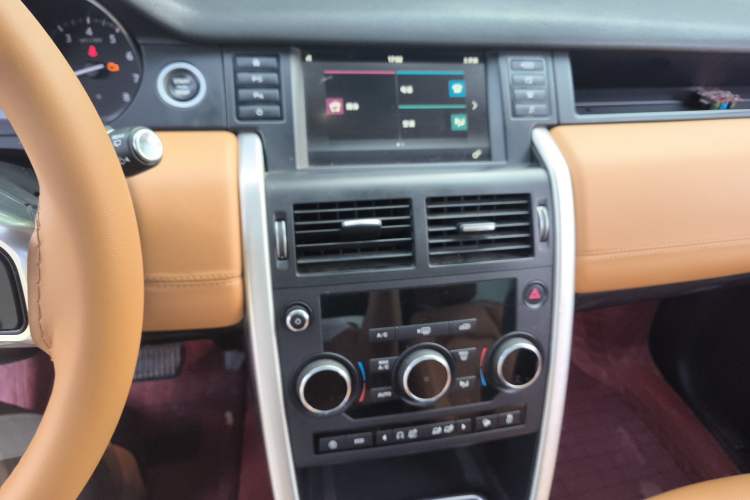 Used Land Rover Discovery Sport 2018 240 PS SE Version Audio And AC Panel