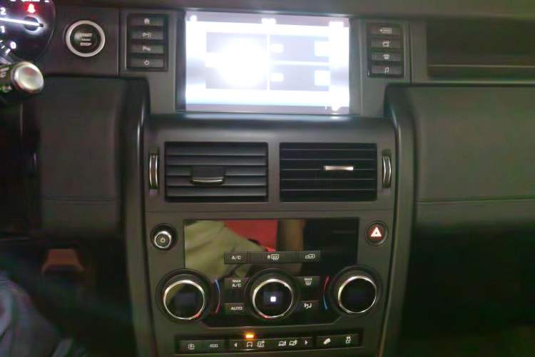 Used Land Rover Discovery Sport 2018 200 PS PURE Edition Audio And AC Panel