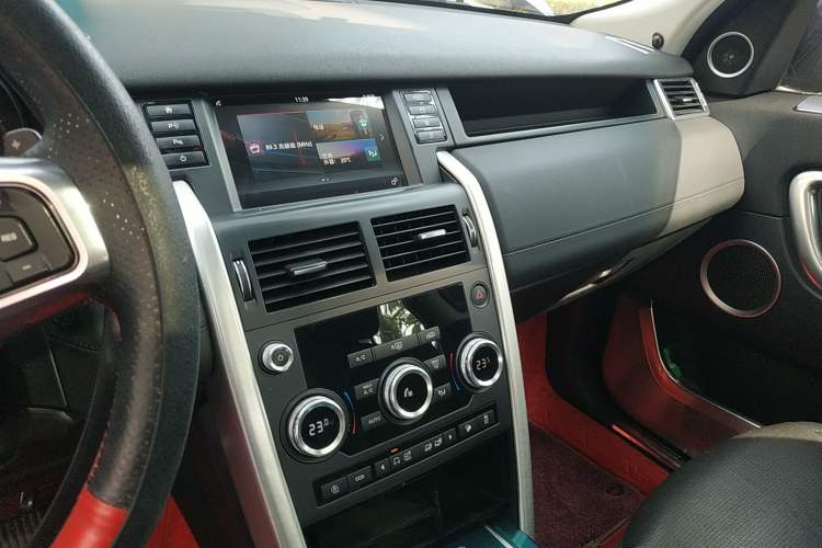 Used Land Rover Discovery Sport 2018 240 PS SE Version Audio And AC Panel