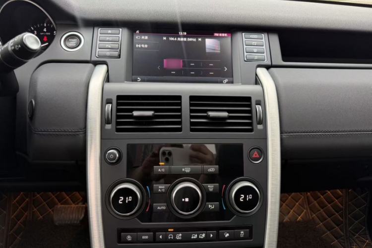 Used Land Rover Discovery Sport 2018 240 PS SE Version Audio And AC Panel