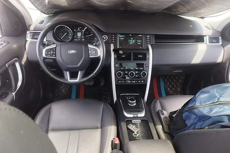 Used Land Rover Discovery Sport 2018 240 PS HSE Version Center Console