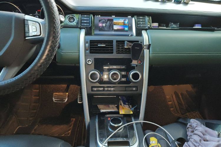 Used Land Rover Discovery Sport 2018 240 PS SE Version Center Console