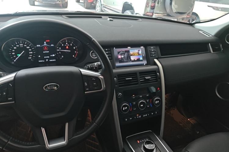 Used Land Rover Discovery Sport 2018 240 PS SE Version Center Console