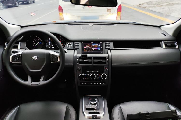 Used Land Rover Discovery Sport 2018 240 PS PURE Edition Center Console