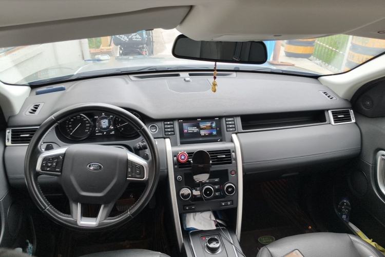 Used Land Rover Discovery Sport 2018 240 PS SE Version Center Console