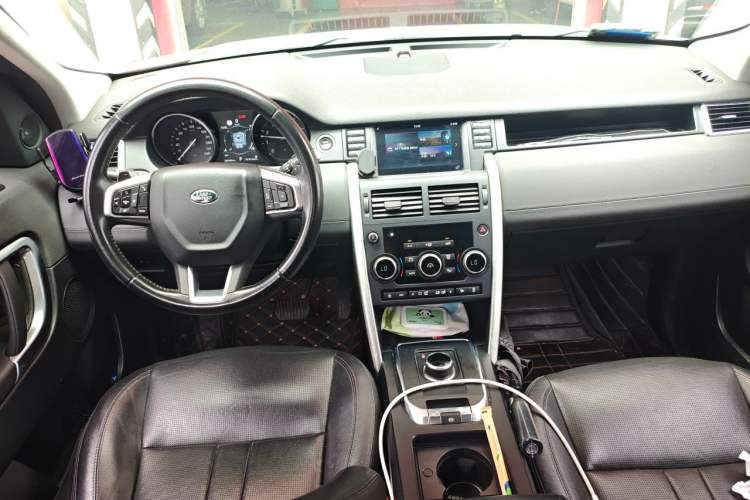Used Land Rover Discovery Sport 2018 240 PS SE Version Center Console