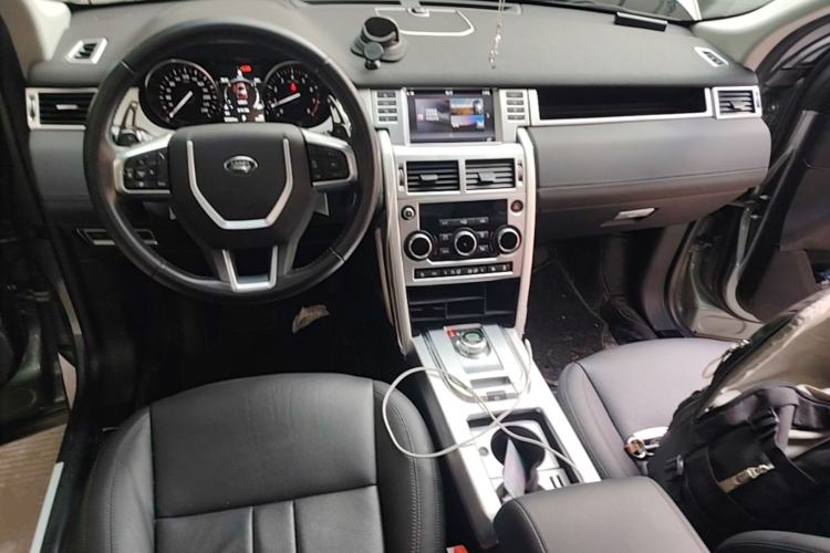 Used Land Rover Discovery Sport 2018 240 PS SE Version Center Console