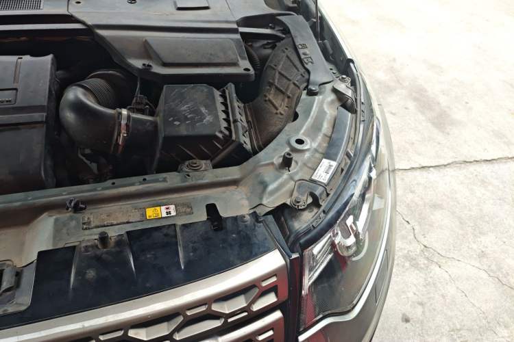 Used Land Rover Discovery Sport 2018 240 PS SE Version Engine Bay Left