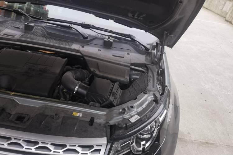 Used Land Rover Discovery Sport 2018 240 PS HSE Version Engine Bay Left