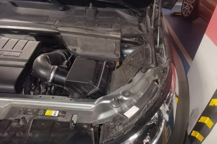 Used Land Rover Discovery Sport 2018 200 PS PURE Edition Engine Bay Left