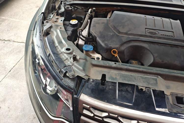 Used Land Rover Discovery Sport 2018 240 PS SE Version Engine Bay Right
