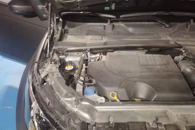 Used Land Rover Discovery Sport 2018 200 PS PURE Edition Engine Bay Right