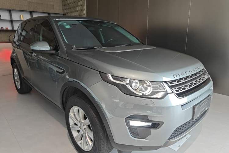 Used Land Rover Discovery Sport 2018 240 PS SE Version Front Right 45 Deg