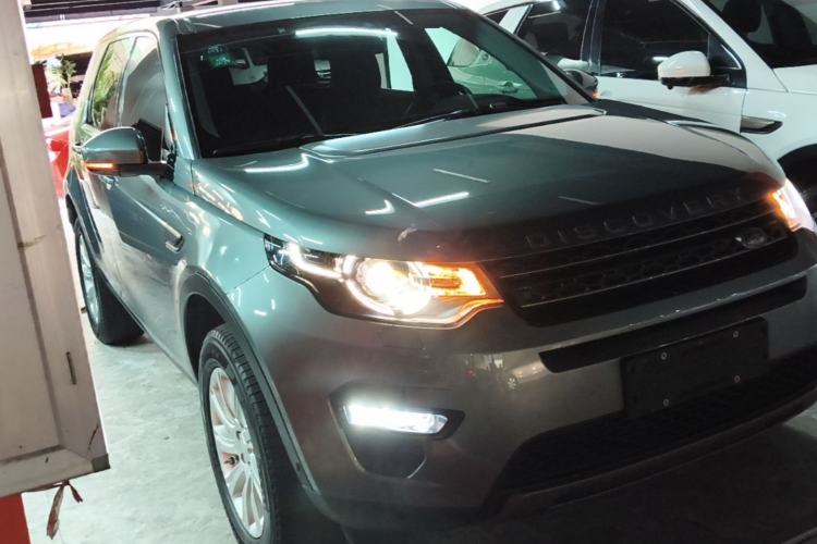 Used Land Rover Discovery Sport 2018 240 PS SE Version Front Right 45 Deg