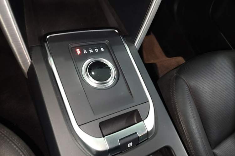 Used Land Rover Discovery Sport 2018 240 PS SE Version Gear Lever