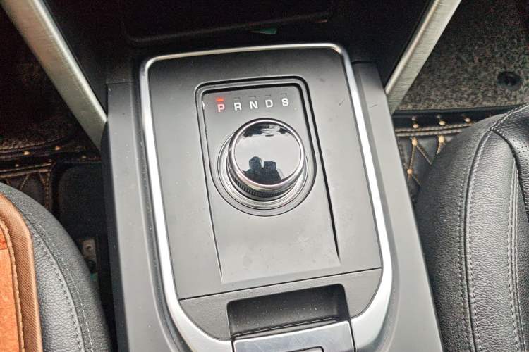 Used Land Rover Discovery Sport 2018 240 PS SE Version Gear Lever