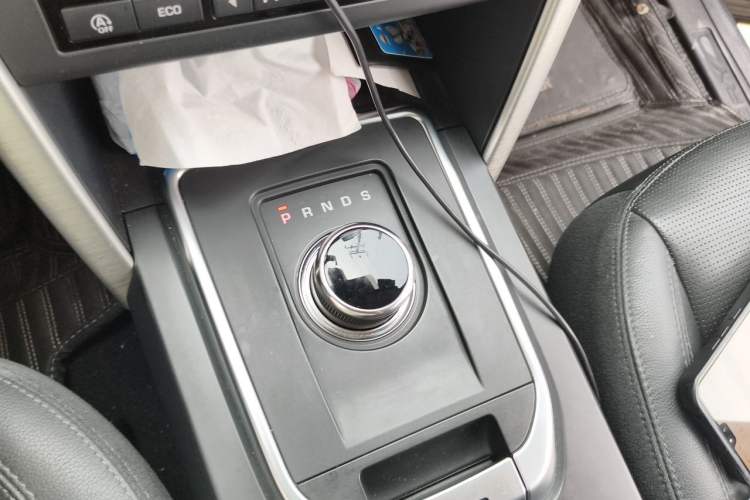 Used Land Rover Discovery Sport 2018 240 PS SE Version Gear Lever